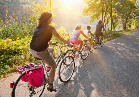 Peut être une image de 4 personnes, personnes qui font du vélo, vélo et plein air
